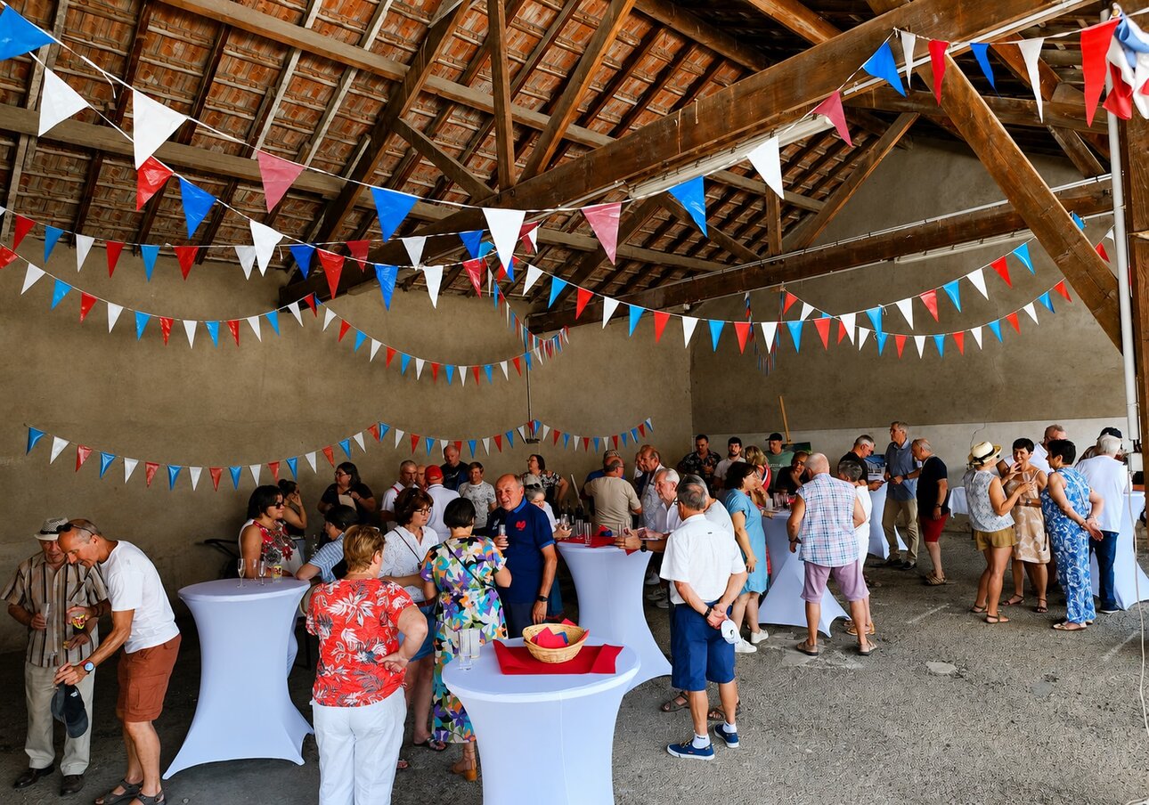Moment convivial sous le Préau le 14 juillet