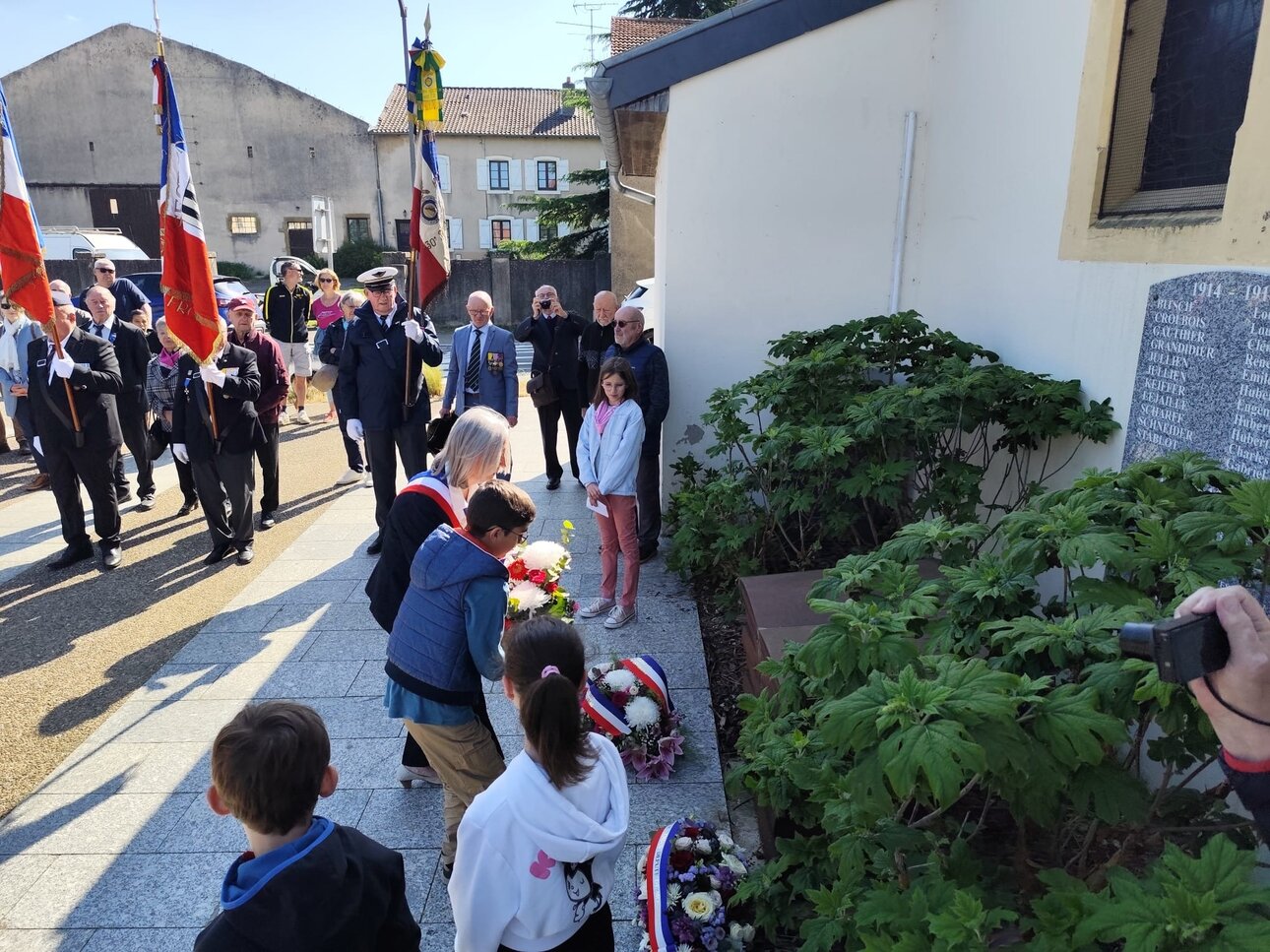 Dépôt de la gerbe de fleurs devant le monument aux morts de Pouilly